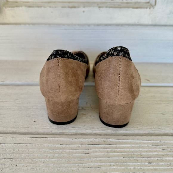 JESSICA CARLYLE, NANCY STYLE, WOMENS SHOES. TAN SUEDE WITH BLACK TRIM. SIZE 9 - Picture 3 of 7